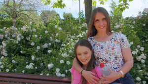 pięknie kręci swoim ciałem a na długich nogach ma pończochy