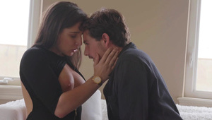 leży na brzuszku i robi mu dobrze stópkami