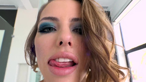 z wężem w ogrodzie