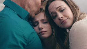 mama bierze między piersi