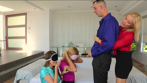 na boku z piersiastą brunetką