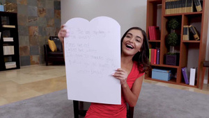 brunetka z idealnie krągłym dupskiem bierze do ust