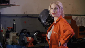 brunetka z pałką między pośladkami