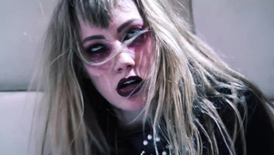 czekoladowa lesbijka z seks zabawką w dziurce