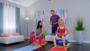 łysy murzyn zabiera się za gorącą blondynę