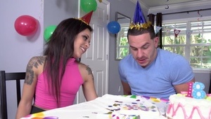 nastolatka pokryta złotem