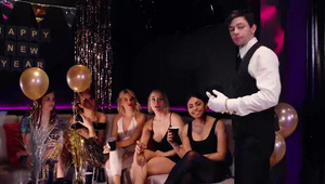 wkłada wibrator w swą analną dziurkę