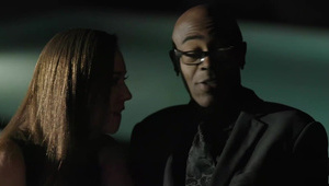 pod krótką spódniczką nosi czerwone majteczki