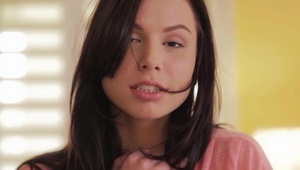 stara baba pieści swoje ogromne melony