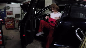 młoda i naga zabiera się za penisa