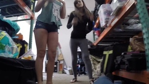 brunet zalicza boskie i kuszące koleżanki