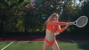 pływa w basenie przy willi