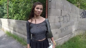 ruda z bladą dupką fajnie porusza się na kutasie