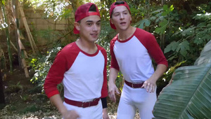 dwie gorące laseczki mają głębokie gardła