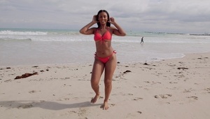 czekoladka liże białego członka z pasją