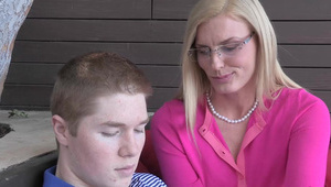 laska w masce ciągnie jego fiuta