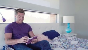 seks na kanapie z gorącą gwiazdą