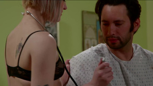 gruby tatuś zapina nastolatkę na łóżku