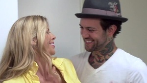 ttrzęsie ładnym tyłkiem na wielkim czarnym kutasie