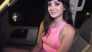 wytatuowana babka ma głębokie gardło