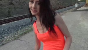 super dziewczyna ma krągłe piersiątka