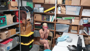 laska z duża dupką w czarnych pończochach