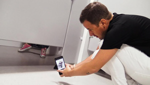 klepie ją pod dupsku z całych sił