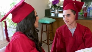 słodka candee lace klęczy przed fiutem