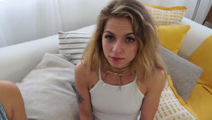 tajka trzepie penisa i liże grzybka