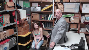 liże sobie cycki w ogrodzie