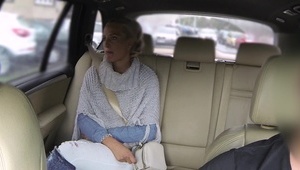 rozkłada nogi na tylnym siedzeniu