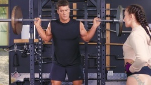 bardzo ładna brunetka pozuje