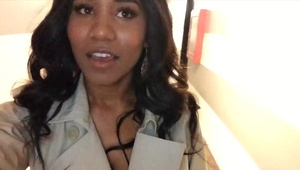 szczupła brunetka obrabia dwie murzyńskie pały