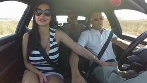 fajnie porusza soczystą dupeczką