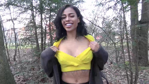 suczka w czarnej bieliźnie na poddaszu