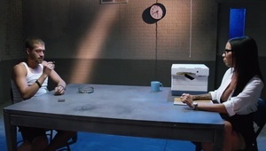 ruda mifletka sprząta kuchnie