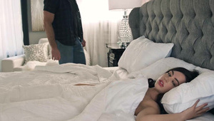 tryska na jej owłosioną cipkę