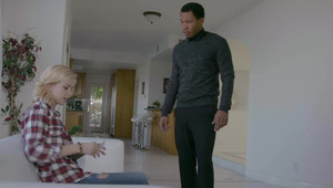 liże jej pipkę przez majteczki