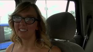 śliczna nastka wije się na krześle