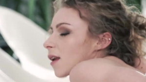 pieprzy dwie słodkie laski na sofie