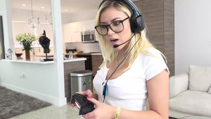 biznesmen wsadza jej głęboko w dupę