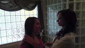 kręcone włosy i głośny krzyk