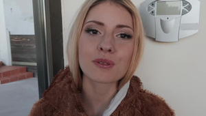 ubrudził jej piękną twarz