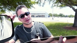 zmysłowa brunetka w skórzanym kostiumie