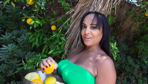 mamuśka bawi się z czarnym koniem