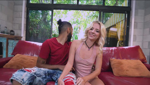 studentka w okularach dobiera się do jego pałki