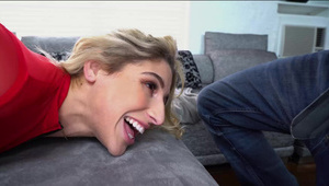 chuda rosjanka dyryguje koleżanką i kolegą żeby sobie dogodzić