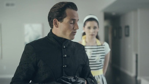 związana brunetka dostaje w dupę