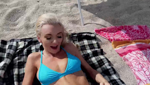 kolejny sex na kanapie z blondyneczką