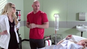 gorąca czekoladka ujeżdża jego białą pałkę